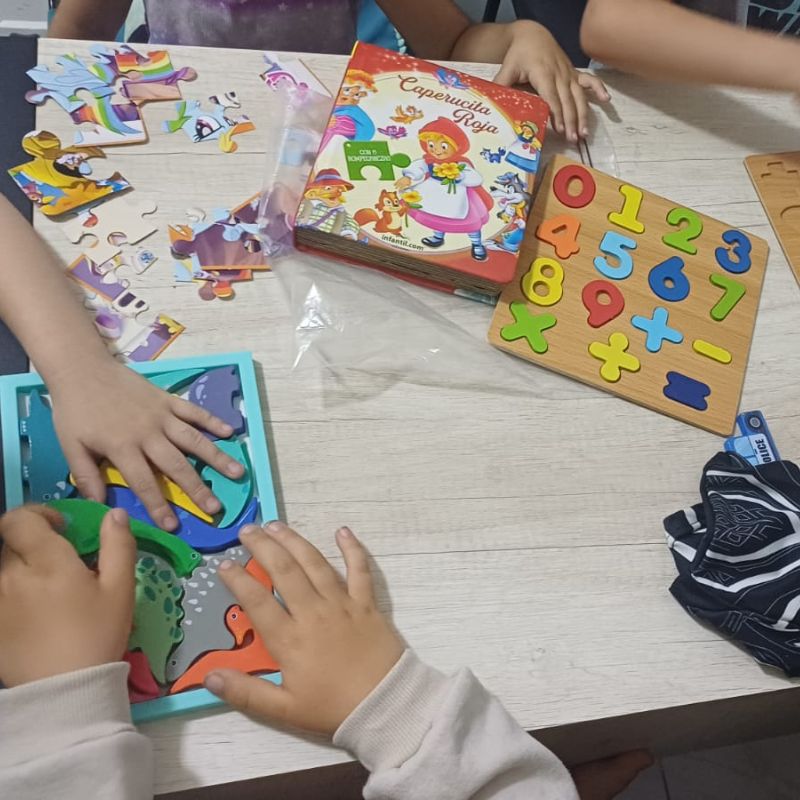 Atención Temprana Promovemos, desde el nacimiento hasta los 5 años, intervenciones tempranas y oportunas centradas en las áreas comunicativa, socioemocional, cognitiva, sensoriomotriz y lúdica. Ofrecemos a familias y cuidadores estrategias funcionales para los entornos cotidianos.