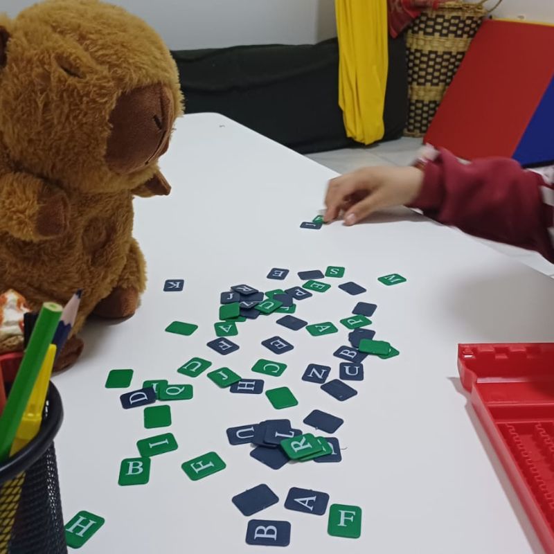 Fonoaudiología Evaluamos y tratamos dificultades del habla, del lenguaje comprensivo y expresivo, la voz y la audición para favorecer una comunicación accesible y efectiva. Coordinamos talleres de comunicación y lenguaje.