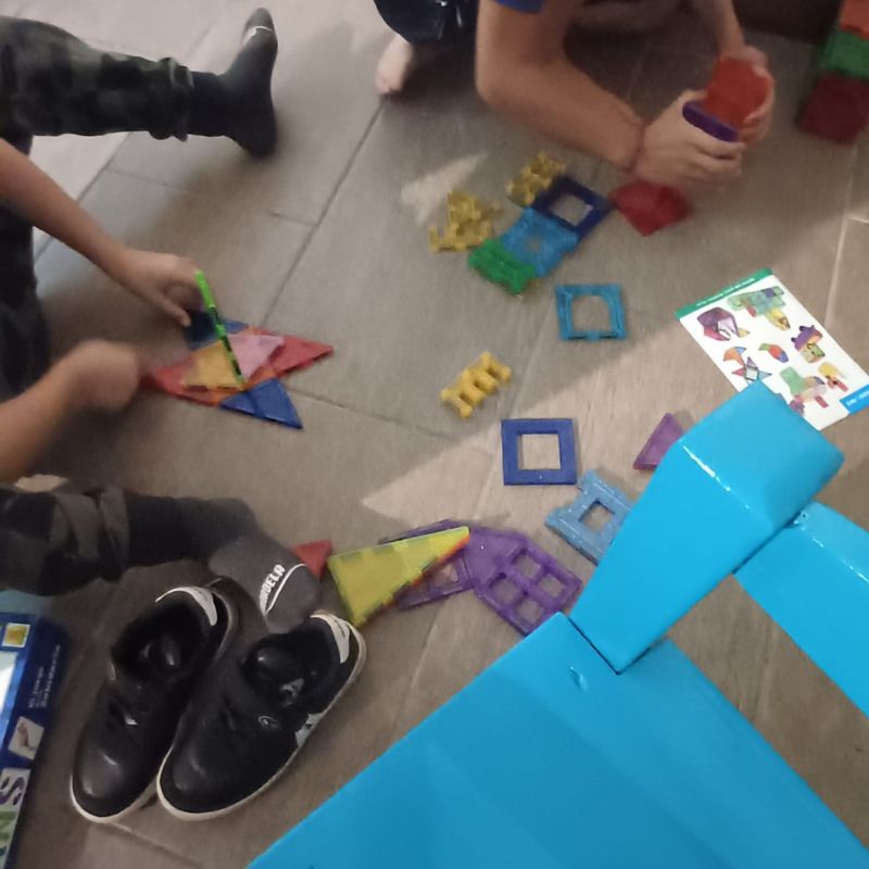 Grupos terapéuticos y habilidades sociales Trabajamos desde la experiencia compartida, la escucha y la reflexión. La grupalidad funciona como soporte y recurso, favoreciendo nuevas maneras de hacer, decir y sentir con otros.