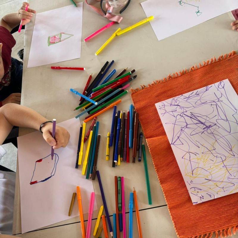 Musicoterapia y Arte Ofrecemos espacios terapéuticos desde el arte y la música como medios expresivos y creativos. Promovemos procesos de subjetivación, participación y construcción de sentido en un encuadre clínico cuidado.